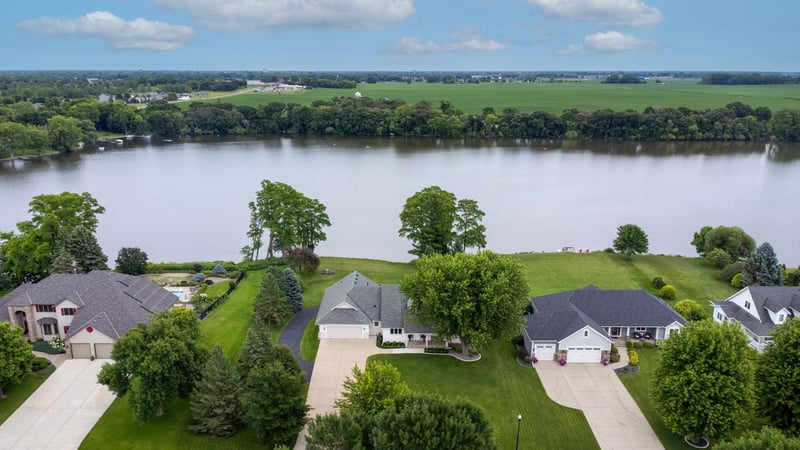 1085 W Shore Dr SW, Hutchinson, MN 55350