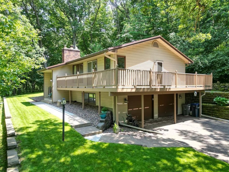 E865 Woodridge Dr, Eau Claire, WI 54701