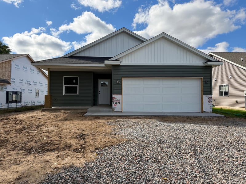 2242 8th Ln SE, Cambridge, MN 55008