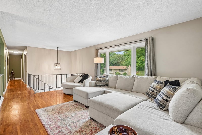 1880 Gold Trl, Eagan, MN 55122