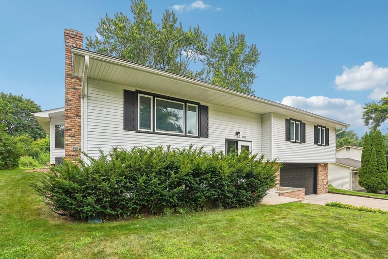 1880 Gold Trl, Eagan, MN 55122