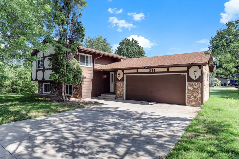 1344 Willow Lake Blvd, Vadnais Heights, MN 55110
