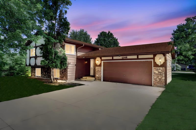 1344 Willow Lake Blvd, Vadnais Heights, MN 55110