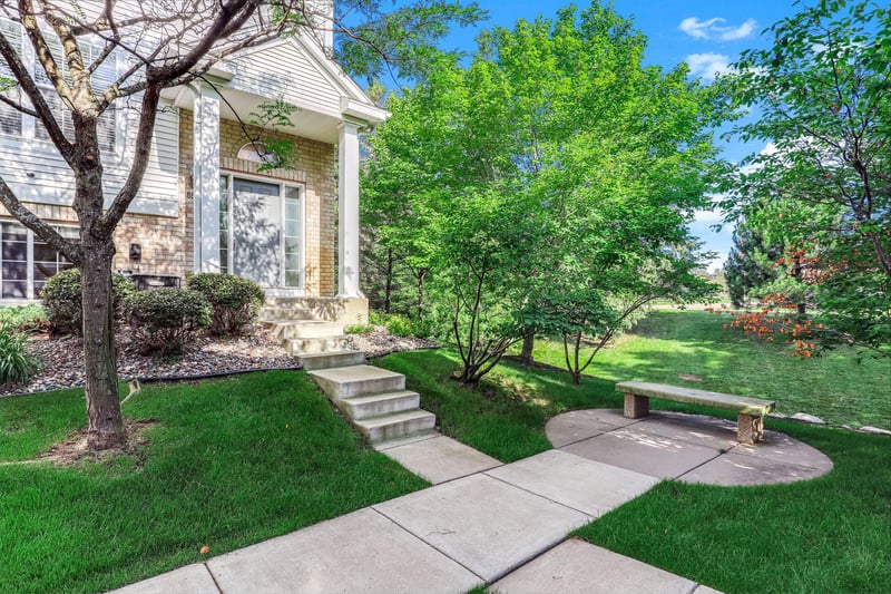 880 Ledgestone Dr, Mahtomedi, MN 55115