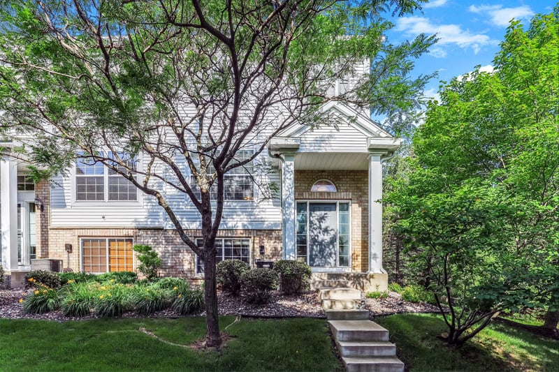 880 Ledgestone Dr, Mahtomedi, MN 55115