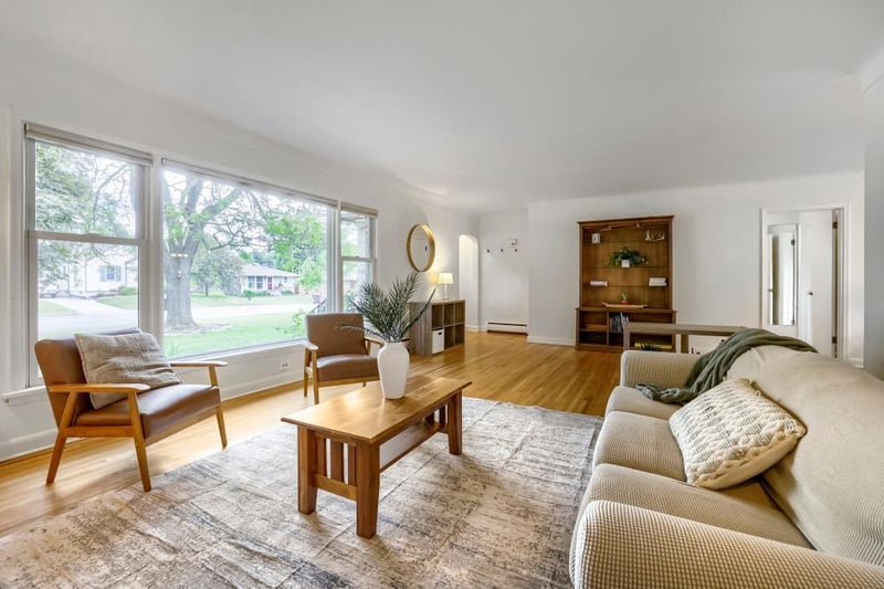 987 Chippewa Ave, Mendota Heights, MN 55118