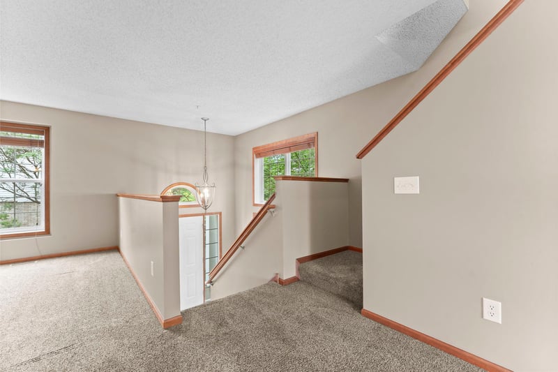 868 Ledgestone Dr, Mahtomedi, MN 55115