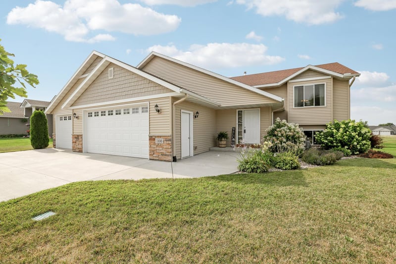 1108 Mulberry Ave NE, Montgomery, MN 56069