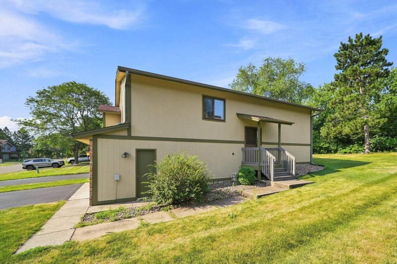 4233 Thornhill Ln, Vadnais Heights, MN 55127