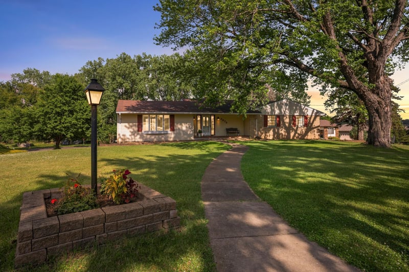 2878 Meadowlark Ln, Maplewood, MN 55109