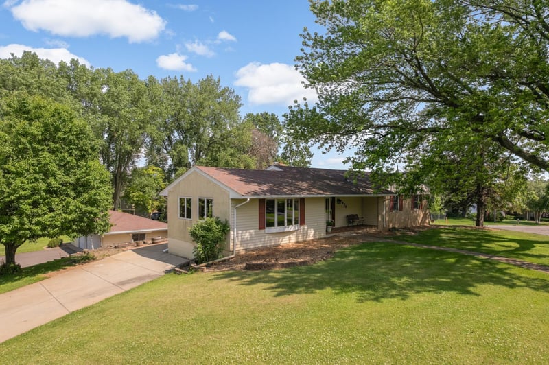 2878 Meadowlark Ln, Maplewood, MN 55109