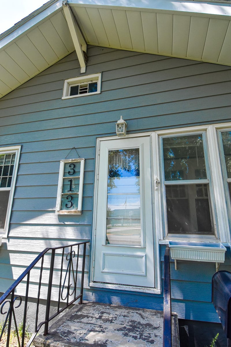 313 E Prairie Ave, Warren, MN 56762