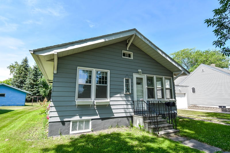 313 E Prairie Ave, Warren, MN 56762
