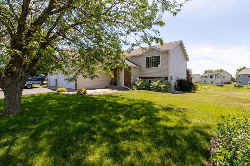 515 Elena Ln, Saint Joseph, MN 56374
