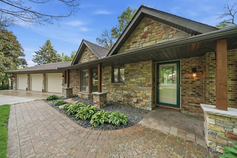 1831 Koehnen Cir, Excelsior, MN 55331