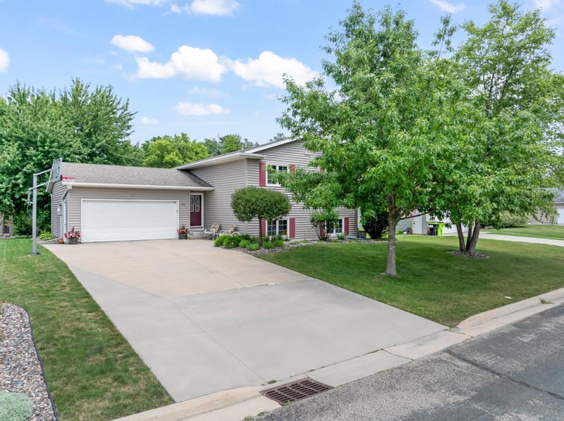 450 Lally Ct, Zumbrota, MN 55992