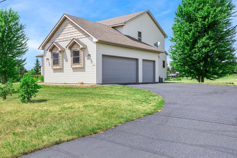 9352 67th St NW, Annandale, MN 55302
