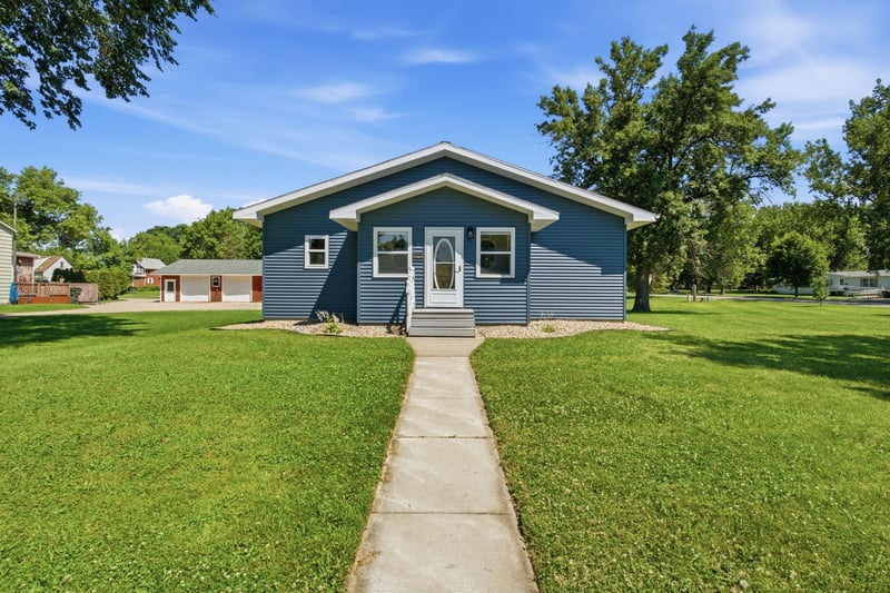 604 E Walnut Ave, Olivia, MN 56277