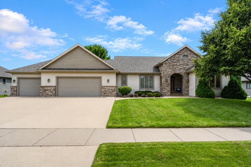 117 Grovebrook Dr, Mankato, MN 56001