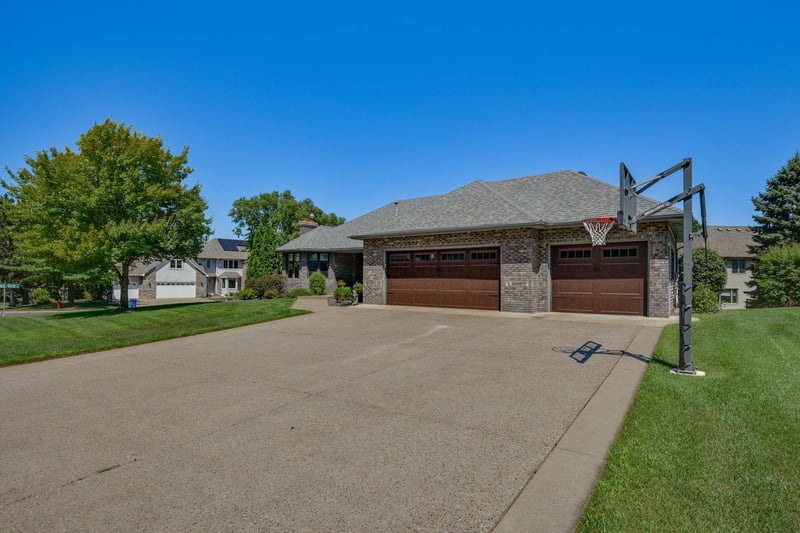 313 Wyndham Cir W, New Brighton, MN 55112