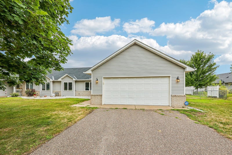 720 Oakwood St NW, Isanti, MN 55040