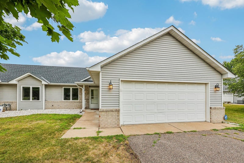 720 Oakwood St NW, Isanti, MN 55040