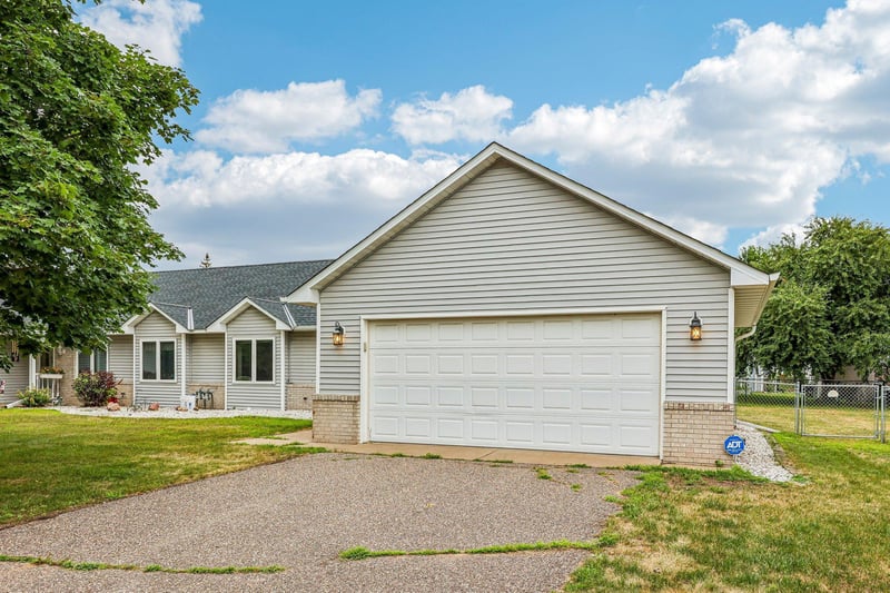 720 Oakwood St NW, Isanti, MN 55040