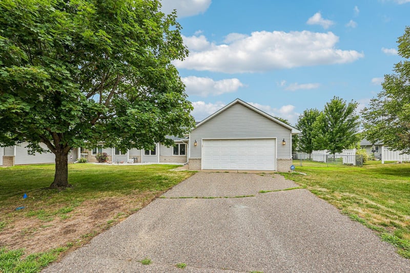 720 Oakwood St NW, Isanti, MN 55040