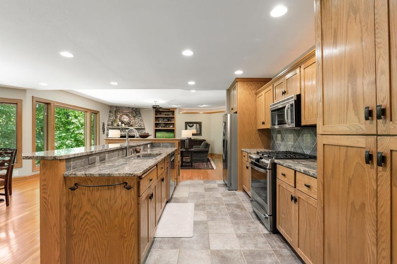 2934 Canyon Rd, Chaska, MN 55318
