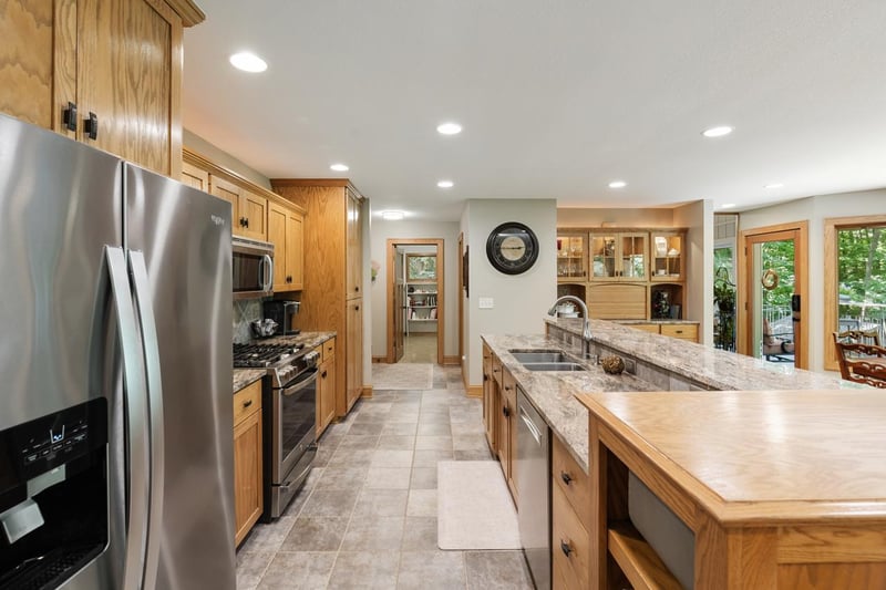 2934 Canyon Rd, Chaska, MN 55318
