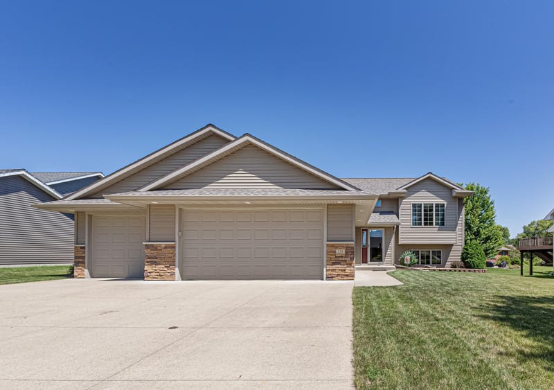 228 Creekside Dr, Eagle Lake, MN 56024