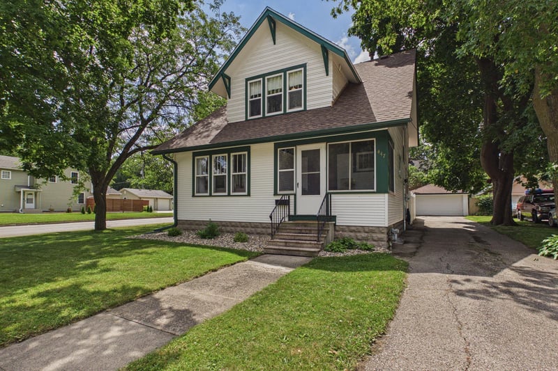 447 E School St, Owatonna, MN 55060