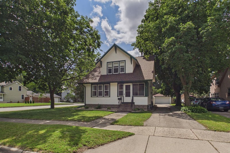 447 E School St, Owatonna, MN 55060