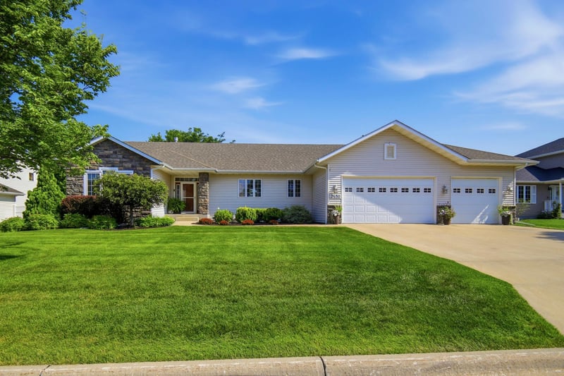 2450 Mossy Creek Dr NE, Owatonna, MN 55060