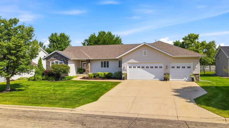 2450 Mossy Creek Dr NE, Owatonna, MN 55060