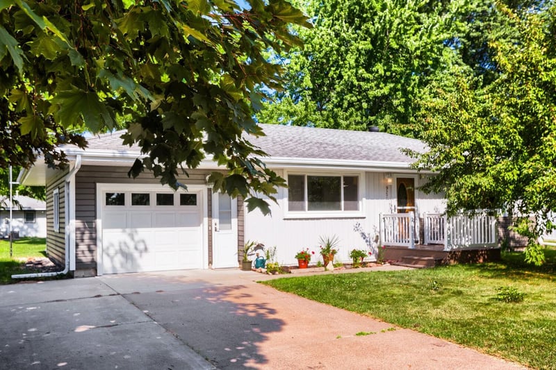 927 Birch St S, Cambridge, MN 55008