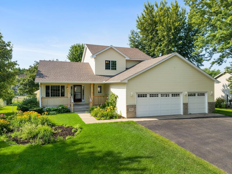 1011 Hillock St NW, Isanti, MN 55040