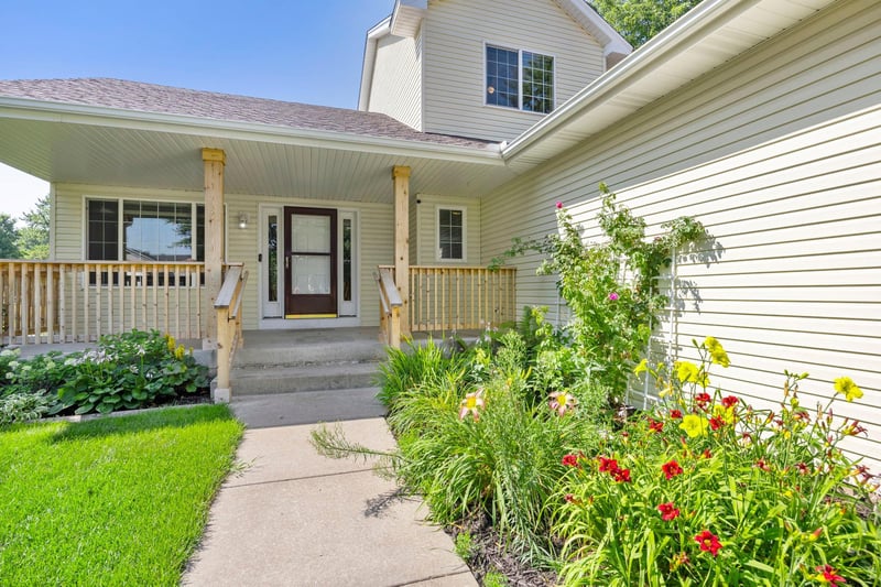1011 Hillock St NW, Isanti, MN 55040
