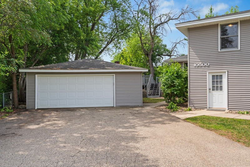 10500 Vessey Rd, Bloomington, MN 55437