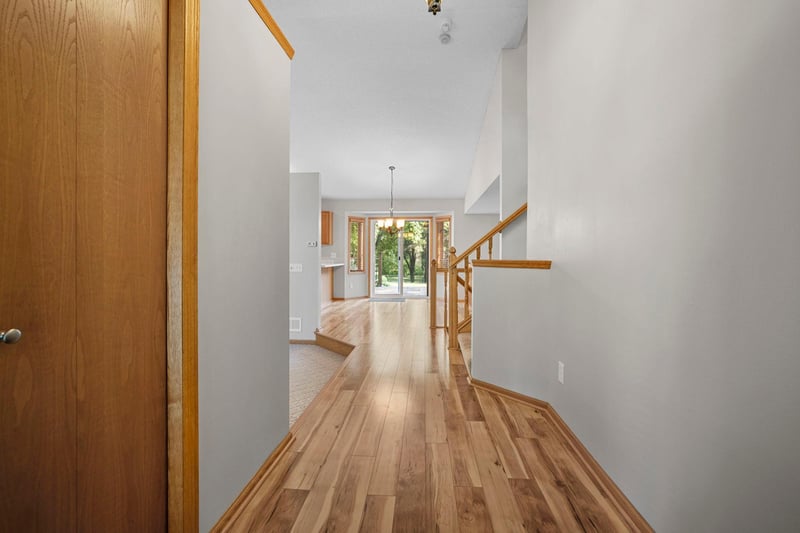 960 Wildflower Ct, Eagan, MN 55123
