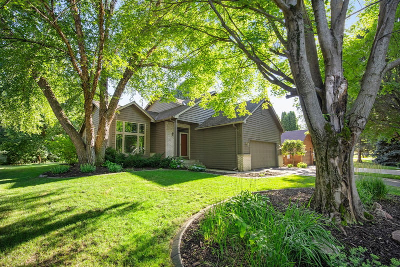 960 Wildflower Ct, Eagan, MN 55123