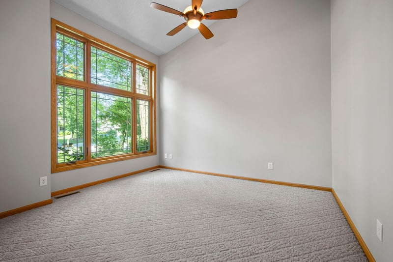 960 Wildflower Ct, Eagan, MN 55123
