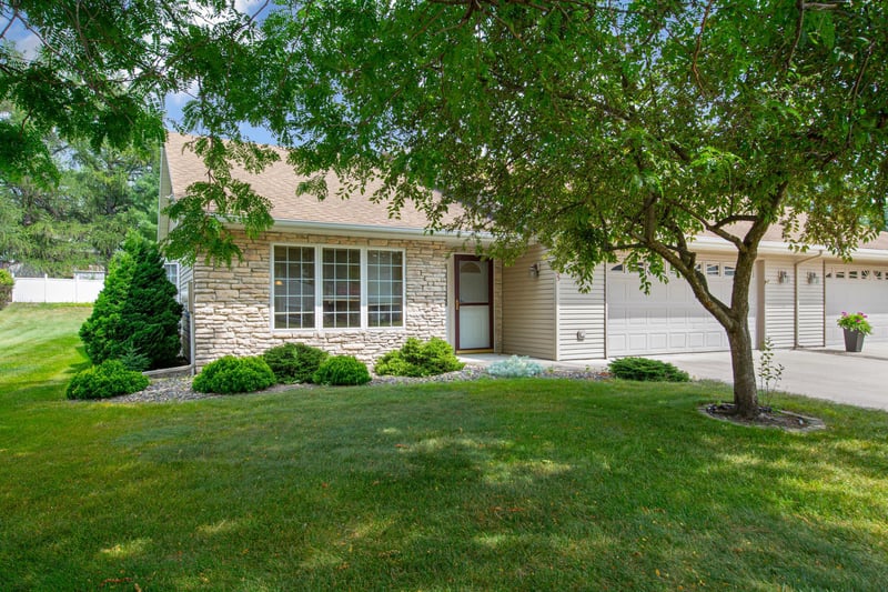 305 Tischler Ave SE, Faribault, MN 55021