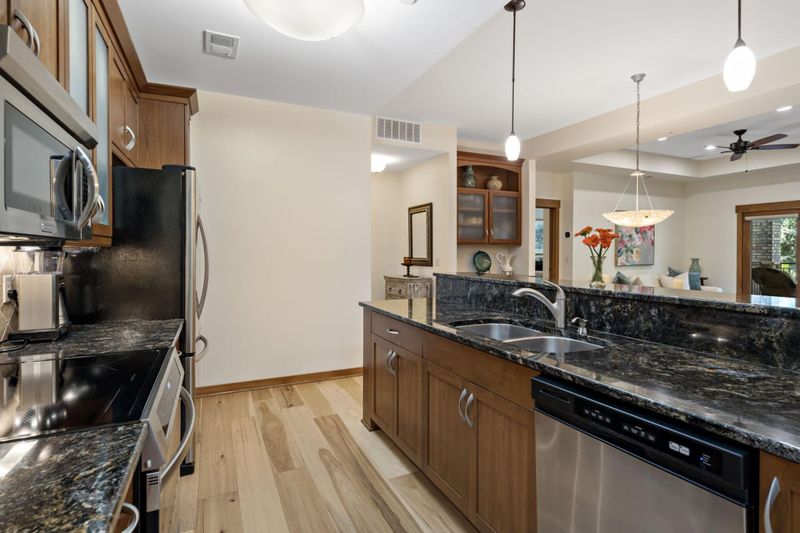 715 Linden St #108, Mendota Heights, MN 55118