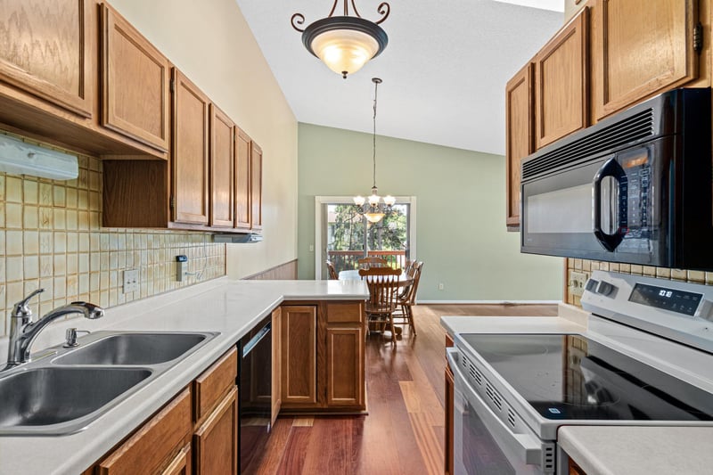 1314 Deercliff Ln, Eagan, MN 55123