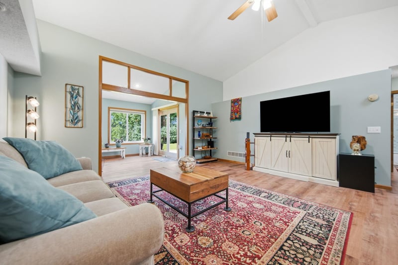 761 Markgrafs Lake Draw, Woodbury, MN 55129