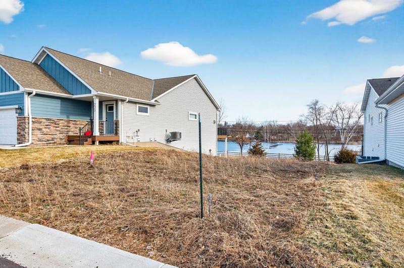 221 Mccarrons Pl W, Roseville, MN 55113