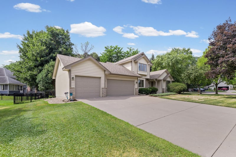8925 Ashley Ter, Brooklyn Park, MN 55443