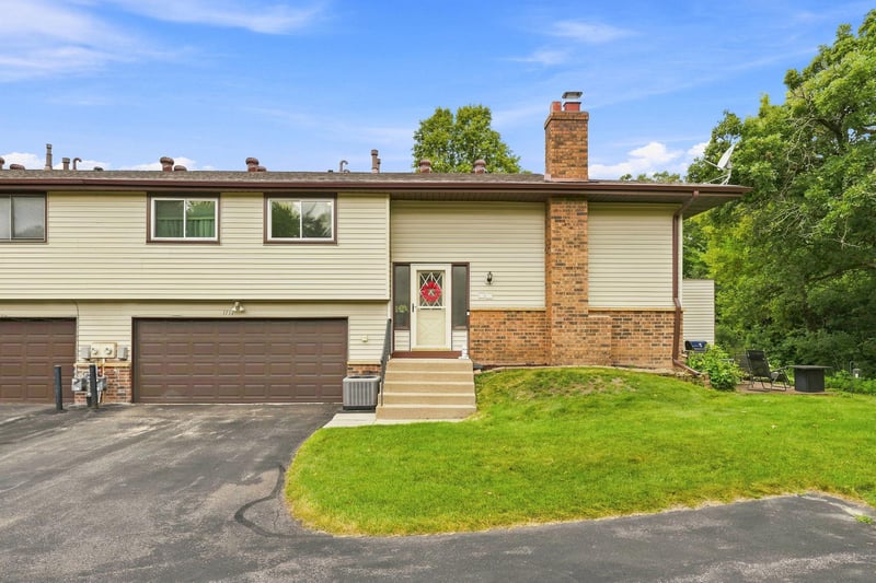 1711 Hickory Hill Dr, Eagan, MN 55122