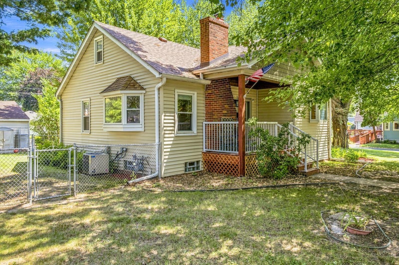 615 12th Ave NW, New Brighton, MN 55112